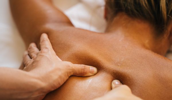 Få dyb velvære hos Hannes Massage - Din fysiurgiske massør i Silkeborg og Engesvang.