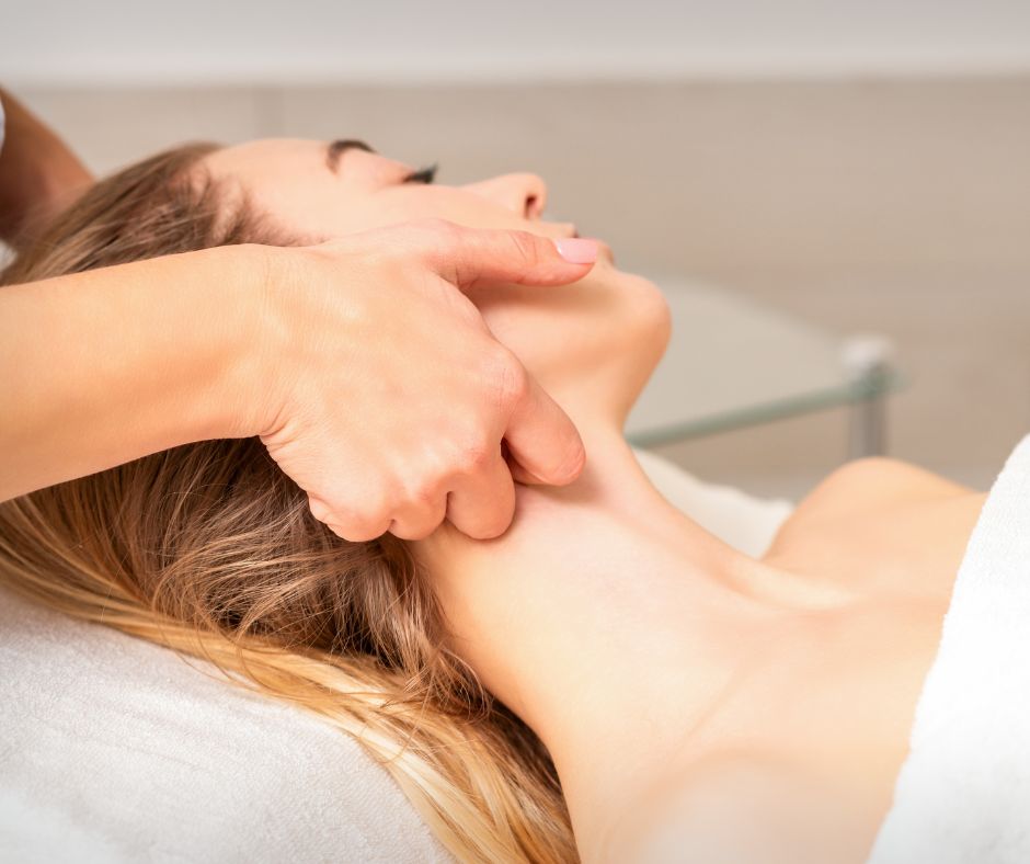 Få lindret nakkespændinger hos Hannes Massage i Silkeborg og Engesvang.